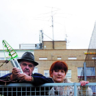 Vicente García y María Lobo, de Alcoe, en una de las antenas en la Avenida de Asturias.