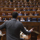 Sánchez gesticula ayer, durante la sesión de control al Gobierno por el caso Pegasus. JUAN CARLOS HIDALGO