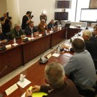 La consejera se reunió ayer con los alcaldes de las ocho zonas afectadas por la concentración.