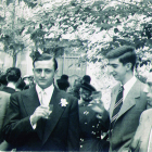 Luis Martín Santos (con una flor en el ojal) el día de su boda en 1953. A su derecha, Juan Benet