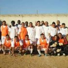 El equipo de la prisión leonesa y el de la palentina posan antes de disputar el partido.