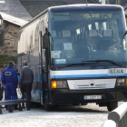 El autobús de línea entre Ponferrada y Villafranca, atascado a media mañana de ayer.