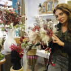 Natalia Crespo, en su floristería de León. RAMIRO