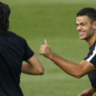 Hatem Ben Arfa habla con el uruguayo Cavani en un entrenamiento del PSG.