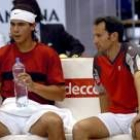 Rafael Nadal conversa con Jordi Arrese durante un partido de Copa Davis