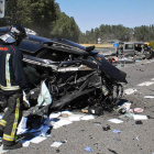 Imagen del accidente del domingo en la A-62. En primer término el vehículo que provocó el choque al circular en sentido contrario.
