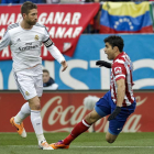 Sergio Ramos le hizo un penalti claro a Diego Costa pero el colegiado obvió la pena máxima y desató la ira del Atlético.