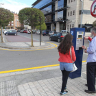 Usuarios de la zona azul, en la avenida de la Minería, una de las calles de la ampliación.