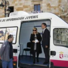 La presidenta de la Diputación, Isabel Carrasco, y el diputado de Juventud, López Benito, en Inforfu