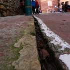 Estado del pavimento junto al muro con una arista de cemento de la muralla del instituto Legio VII.