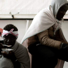Dos de los inmigrantes que viajan a bordo del ‘Aquarius’ comiendo su ración diaria. KARPOV