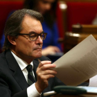 El presidente de la Generalitat en funciones, Artur Mas, toma notas durante el pleno del Parlament de Cataluña