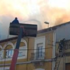 Maquinaria utilizada en la construcción permitió a los bomberos acercarse al tejado en llamas