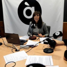 La periodista Jéssica Crespo, en el estudio de la radio pública valenciana À Punt.