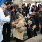 Un momento muy canino del acto que reúne a un buen número de bañezanos todos los años.