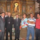 Las autoridades, en una foto de familia, posan frente al altar de la Virgen de los Remedios