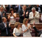 Los parlamentarios del Partido Popular aplauden a su líder tras su intervención en el Congreso.