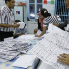 Varias personas realizan el recuento de votos en un colegio electoral, en Túnez, ayer.