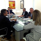 Rajoy y la ministra Fátima Báñez, junto a los representantes de las organizaciones empresariales CEOE y Cepyme y los sindicatos CCOO y UGT, en la Moncloa, este martes.