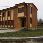 Edificio y parcela de las antiguas escuelas de Pesquera cedidas a la Junta Vecinal. CAMPOS