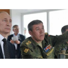 Putin (izquierda) habla con el general Valery Guerasimov durante unos ejercicios militares en Baikal.