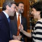 Mariano Rajoy, Ángel Acebes y María San Gil, conversan a su llegada, ayer al Fórum Europa