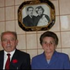 Laudelino y Avelina posan bajo la foto del día de sy boda, hace hoy medio siglo