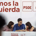 Pedro Sánchez conversa con Cristina Narbona, presidenta del PSOE, y Adriana Lastra, vicesecretaria general, este lunes.