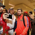 Aficionados catarís se hacen fotos con Messi en el aeropuerto de Doha.