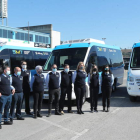 La plantilla de la nueva flota de autobuses que ayer se presentaba ante el estadio del Toralín. L. DE LA MATA