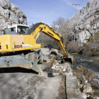 Una máquina trabaja en la limpieza de piedras del cauce del río Dueñas. CAMPOS