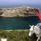 Un lugareño de Bellyounath pasea, con la isla Perejil al fondo, la bandera de Marruecos