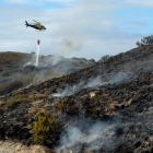 Helicóptero de la Junta actuando en el último incendio en el Camino de Santiago. ANA F. BARREDO