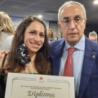 Sara Terán con Alejandro Blanco posa con el diploma que la acredita como cinturón rojo y blanco 6º DAN. DL