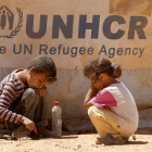 Dos niños sirios juegan en un campo de refugiados en Jordania.