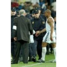 Roberto Carlos abandona el Bernabéu con una gran protección policial
