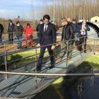 Suárez-Quiñones, en una imagen de archivo, visitando la nueva depuradora de Laguna de Negrillos. DL