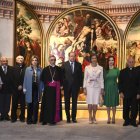 La reina Sofía, de blanco, entre Herrera y Silvia Clemente, entre otras autoridades, en su visita de ayer a Cuéllar. PABLO MARTÍN/EFE