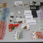 Dinero en efectivo, droga y diverso material intervenido durante la operación policial que ha terminado con la detención de uno de los miembros del clan de los "Pesetos".