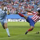 El «Kun» Agüero lucha por el balón con el portero Mario Galinovic.