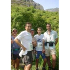 Un grupo de senderistas durante un alto cerca de Peñalba de Santiago