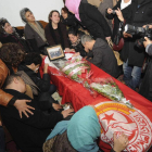 Familiares del líder de la oposición lloran junto a su ataúd.