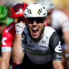 El ciclista británico Mark Cavendish del Dimension Data celebra su victoria en la sexta etapa de la 103ª edición del Tour de Francia que se disputa entre Arpajon-sur-Cére y Montauban, en Francia hoy, 7 de julio de 2016.