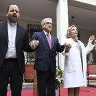 El presidente de Chile,  Sebastián Piñera,  (segundo por la izquierda) y su esposa, Cecilia Morel, rezan junto a dos religiosos en el acto conmemorativo del aniversario del golpe de Estado de 1973.