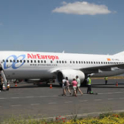 Pasajeros embarcando en un Boeing 737 de la compañía Air Europa, en el aeropuerto de León.