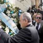 Lotito, presidente del Lazio, hace una ofrena floral a una sinagoga de Roma.