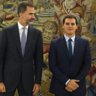 El rey Felipe recibe al líder de Ciudadanos, Albert Rivera, hoy en el Palacio de la Zarzuela, en la segunda jornada de su ronda de contactos para buscar candidato a la investidura.
