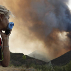 Una vecina de Encinedo contempla las llamas que arrasaron 9.800 hectáreas. JESÚS F. SALVADORES