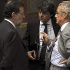 Rajoy conversa con el ministro de Defensa, Pedro Morenés, y con el diputado Jorge Moragas.
