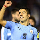 Luis Suárez celebra la victoria de Uruguay ante Bolivia en el estadio Centenario de Montevideo.